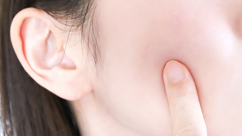 美容クリニックで患者の肌