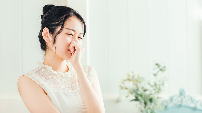 白いレースのブラウスを着た女性