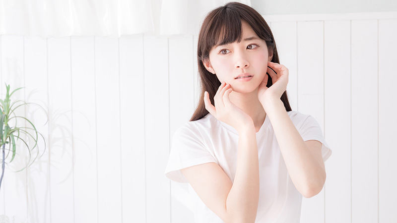 肌の悩みを抱え、