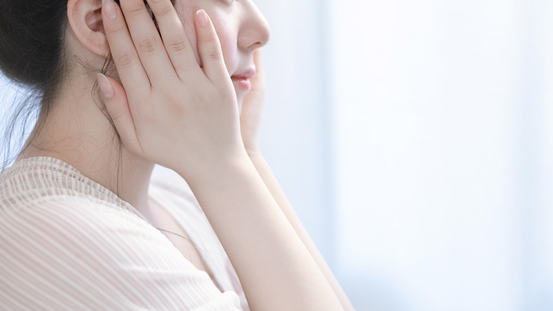 透明感のある肌の女性が両
