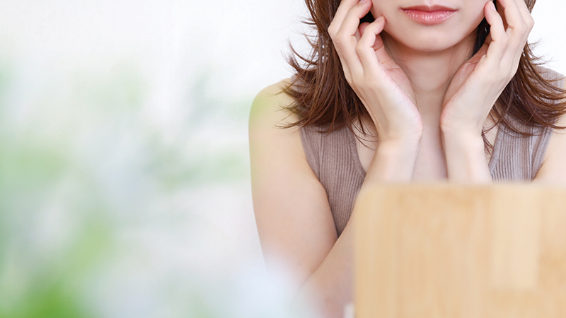 肌のケアをする女性が、自身の