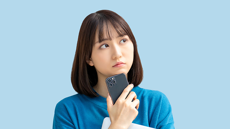 美容クリニックで働く女性が、スマートフォン