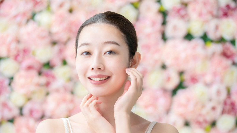 美しい肌の女性が笑顔で