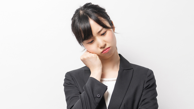 スーツ姿の女性が