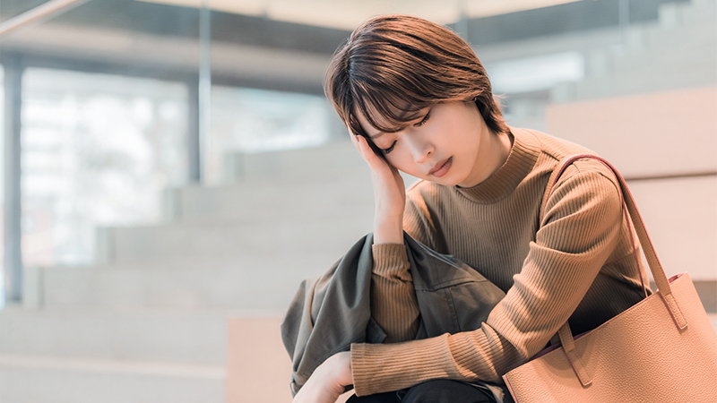 美容クリニックで働く女性スタッフが