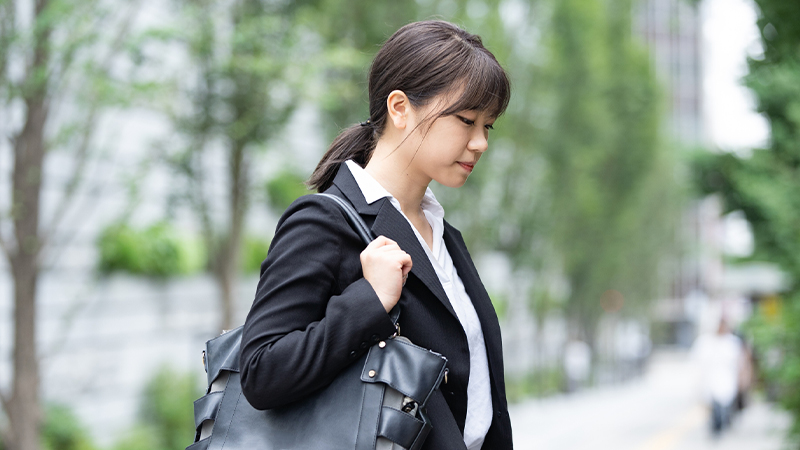 通勤中に肩掛けバッグを持ち、少し