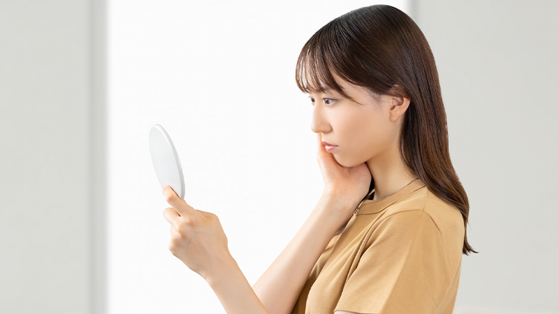 自分の肌の状態を手鏡で