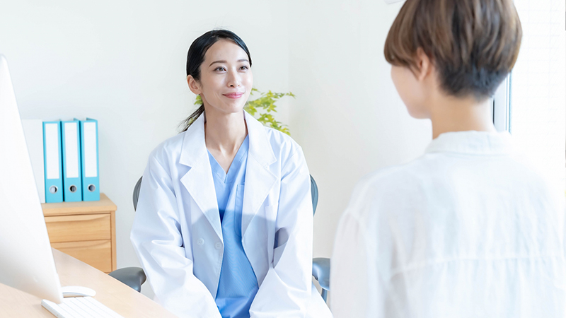 美容クリニックの診察室で、