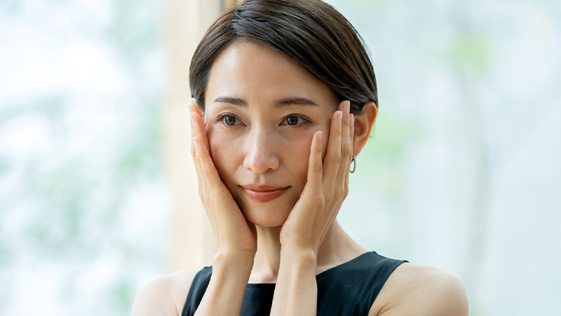 肌に両手を添