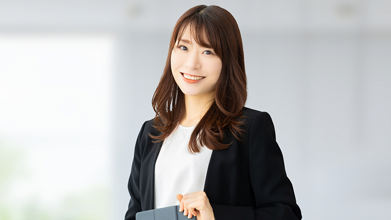 美容クリニックで働く笑顔の女性スタッフ