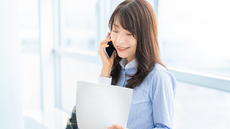 美容クリニックで働く女性スタッフが