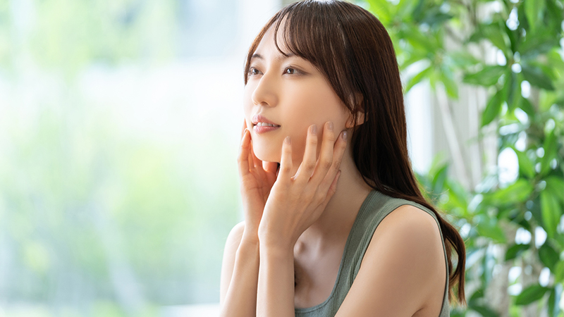 美しい肌の女性が両