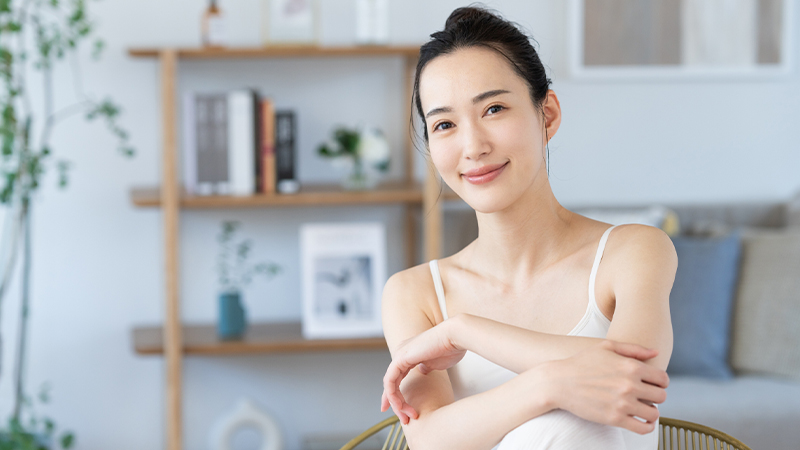 明るい室内で、美しい肌