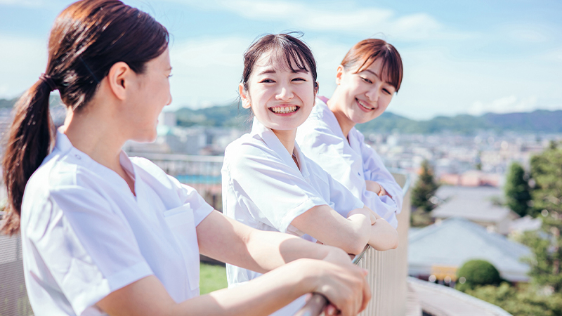 晴れた屋外で、白い
