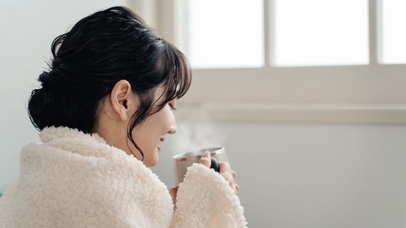 温かい飲み物を片手にリラックス