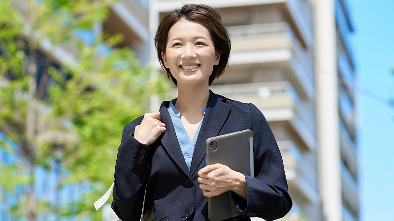 晴れた屋外で、笑顔で前