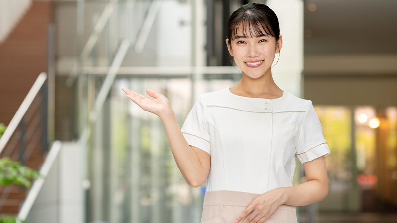 美容クリニックの受付スタッフが笑顔
